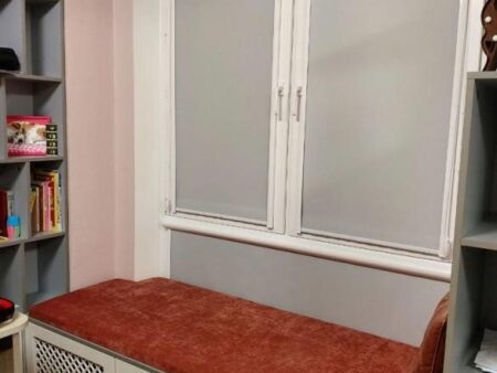 Комплект шкафов с лаунж-зоной возле окна