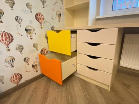 Рабочий стол возле окна для Константина