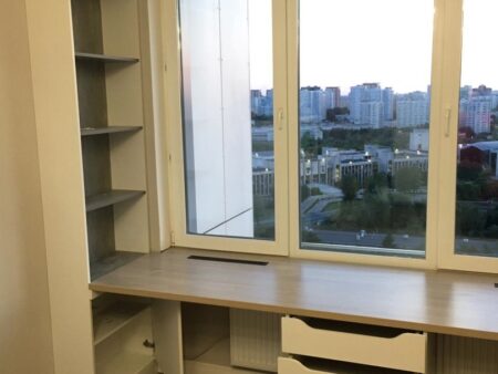 Рабочая зона возле окна для Анны